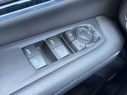 Used 2025 GMC Yukon XL Denali AWD/4WD image 12