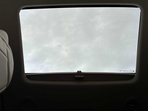 Used 2019 Buick Enclave Essence w/ LPO, Sport Appearance Package image 17