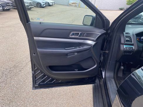 Used 2017 Ford Explorer XLT w/ Equipment Group 202A AWD/4WD image 10
