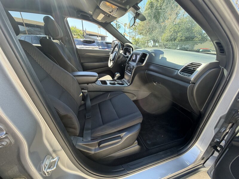 Used 2018 Jeep Grand Cherokee Laredo RWD image 14