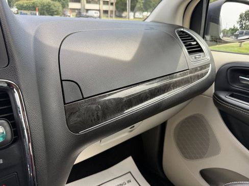 Used 2015 Chrysler Town & Country Touring-L w/ Driver Convenience Group FWD image 38
