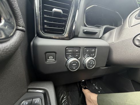 Used 2024 GMC Sierra 1500 AT4 w/ Technology Package AWD/4WD image 9