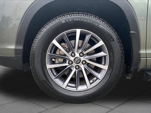 Used 2018 Toyota Highlander XLE AWD/4WD image 10