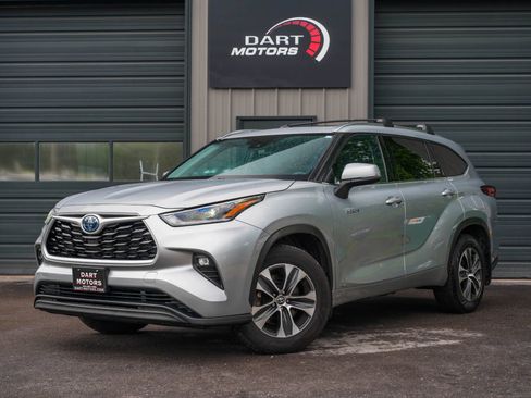 Used 2021 Toyota Highlander XLE AWD/4WD image 3