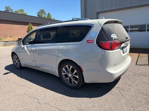 Used 2019 Chrysler Pacifica Limited w/ Tire & Wheel Group image 8