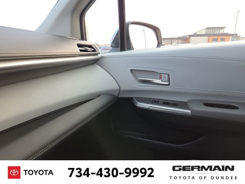 Used 2025 Toyota Sienna XLE image 37
