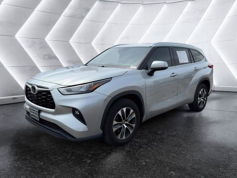 Used 2020 Toyota Highlander XLE FWD image 3