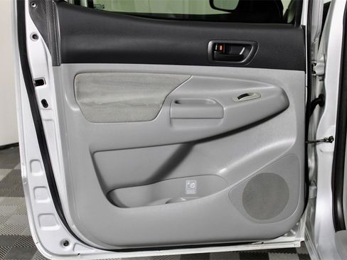 Used 2005 Toyota Tacoma Base image 21