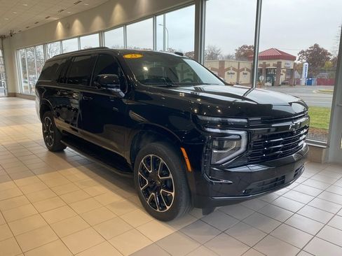 Used 2025 Chevrolet Suburban RST w/ Comfort Package image 2
