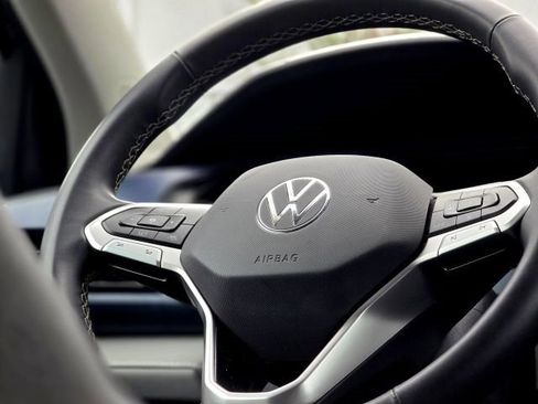 Used 2024 Volkswagen Taos SE image 14