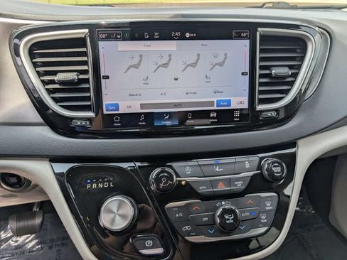 Used 2022 Chrysler Pacifica Touring-L FWD image 18