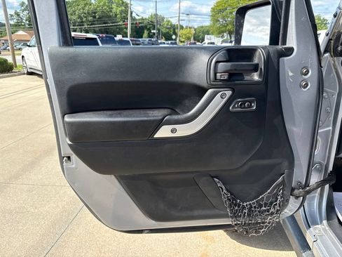 Used 2018 Jeep Wrangler Unlimited Rubicon w/ Connectivity Group AWD/4WD image 21