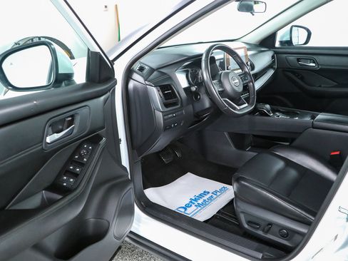 Used 2024 Nissan Rogue SV w/ SV Premium Package FWD image 3