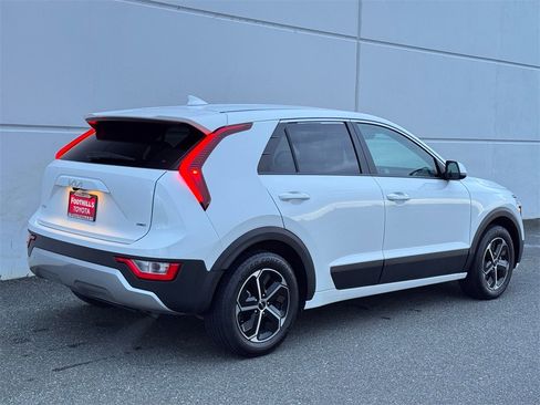 Used 2023 Kia Niro LX image 7