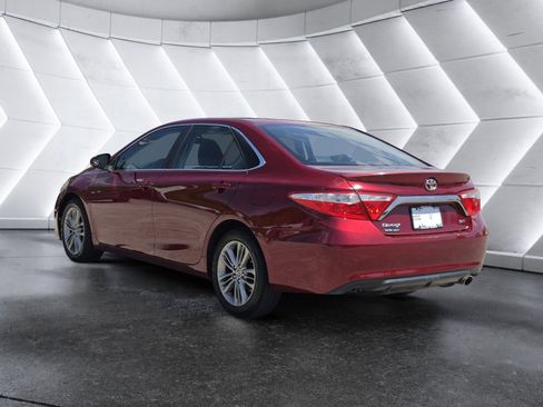 Used 2016 Toyota Camry SE image 5