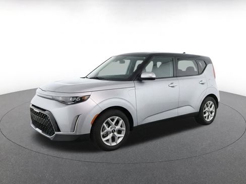 Used 2025 Kia Soul LX w/ LX Technology Package FWD image 3