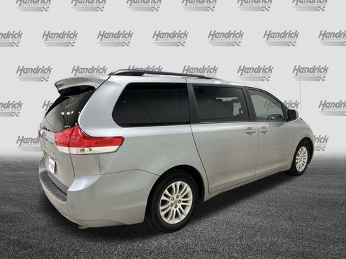 Used 2013 Toyota Sienna XLE image 10