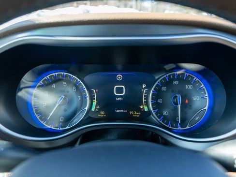 Used 2017 Chrysler Pacifica Limited w/ UConnect Theater Package image 12