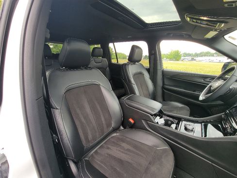 Used 2023 Jeep Grand Cherokee L Laredo AWD/4WD image 39