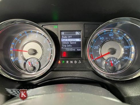 Used 2015 Chrysler Town & Country Touring FWD image 16