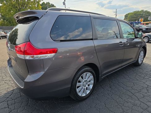Used 2011 Toyota Sienna LE image 2