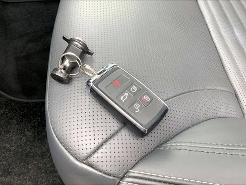 Certified 2025 Land Rover Discovery Dynamic SE AWD/4WD image 13
