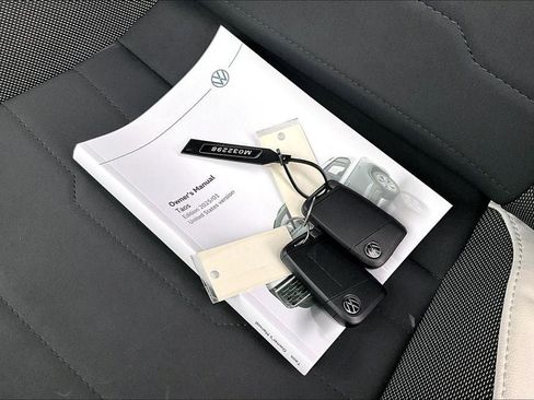 Certified 2025 Volkswagen Taos SE w/ Panoramic Sunroof Package image 11