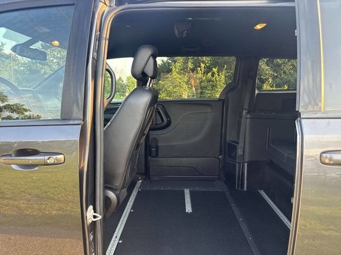 Used 2019 Dodge Grand Caravan SXT w/ Blacktop Package image 23
