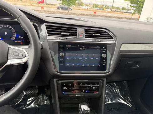 Certified 2022 Volkswagen Tiguan SE w/ Panoramic Sunroof Package AWD/4WD image 20