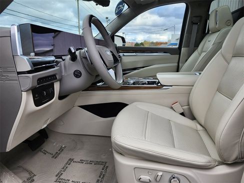 Certified 2025 Cadillac Escalade Sport Platinum image 18