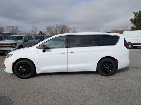 Used 2024 Chrysler Pacifica Touring-L image 15