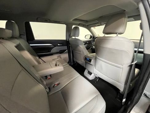 Used 2019 Toyota Highlander XLE AWD/4WD image 12