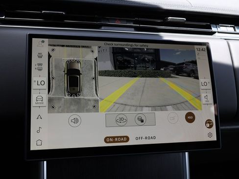 Used 2025 Land Rover Range Rover SE AWD/4WD image 36