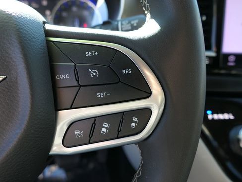 Used 2023 Chrysler Pacifica Touring-L image 13