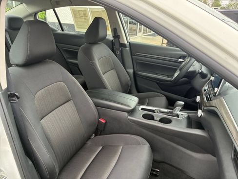 Used 2025 Nissan Altima 2.5 SV FWD image 31