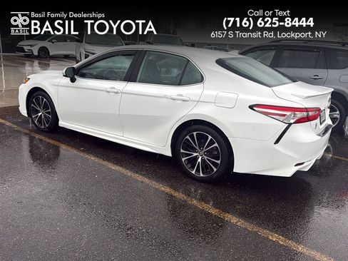 Used 2020 Toyota Camry SE image 1