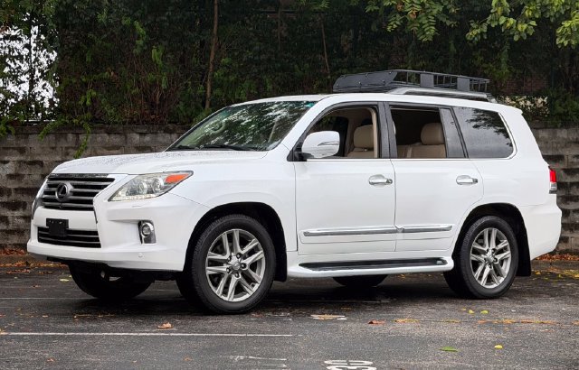 Used 2015 Lexus LX 570 4WD w/ Luxury Package image 12