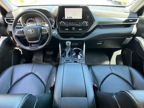 Used 2023 Toyota Highlander XLE AWD/4WD image 13