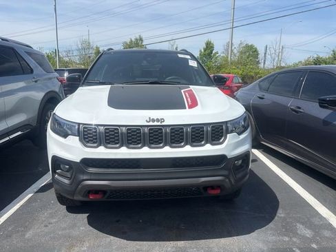 Used 2025 Jeep Compass Trailhawk image 2