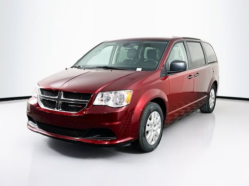 Used 2019 Dodge Grand Caravan SE image 3