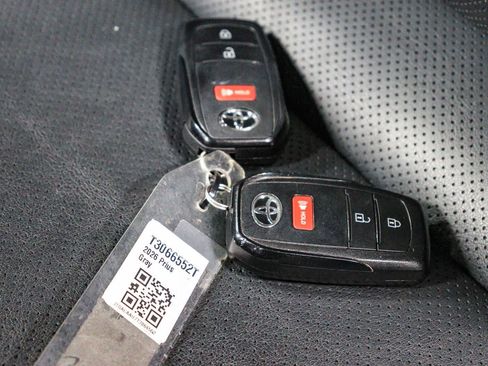 Certified 2026 Toyota Prius XLE FWD image 31