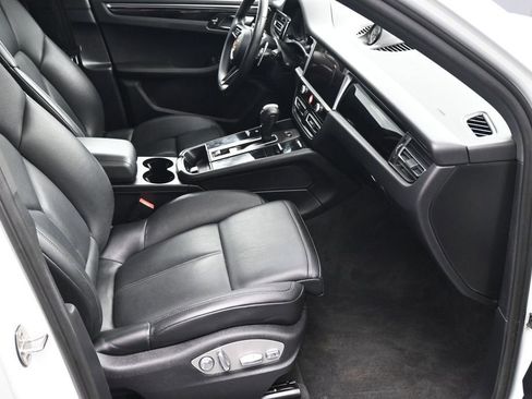 Certified 2023 Porsche Macan AWD/4WD image 11