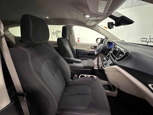 Used 2023 Chrysler Voyager LX FWD image 20