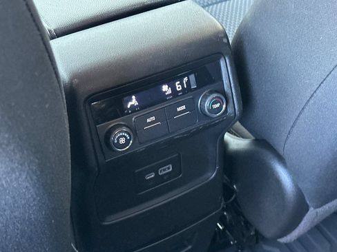 Used 2022 GMC Acadia SLE FWD image 13