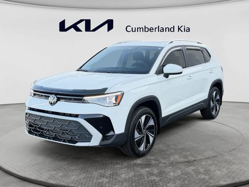 Used 2025 Volkswagen Taos SE w/ Panoramic Sunroof Package AWD/4WD image 1
