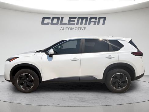 Used 2024 Nissan Rogue SV FWD image 2