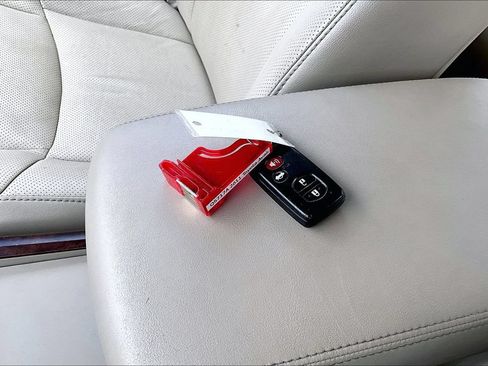 Used 2011 Toyota Avalon Limited FWD image 10