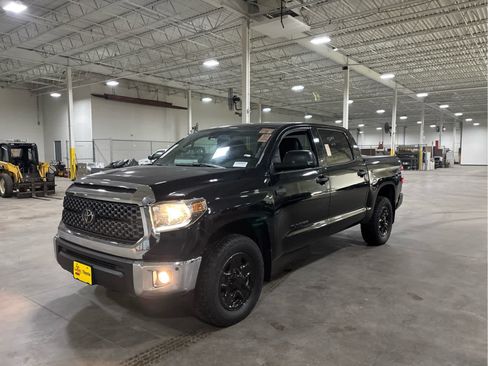 Used 2020 Toyota Tundra SR5 w/ SR5 Convenience Package AWD/4WD image 3
