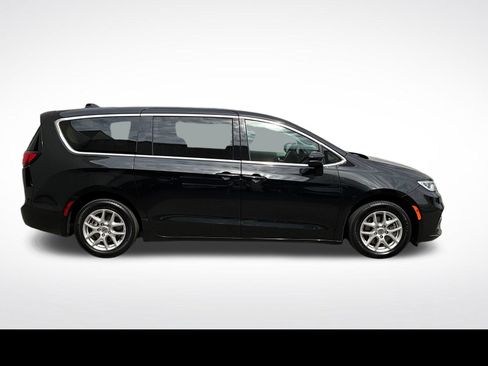 Used 2023 Chrysler Pacifica Touring-L FWD image 21
