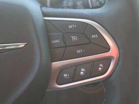 Used 2024 Chrysler Pacifica Touring-L image 19